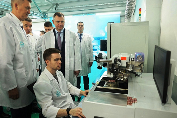 На снимке: донской губернатор Ю. Слюсарь, на ростовском заводе по производству ноутбуков, который уже на первом этапе своей работы  производить полмиллиона комплектующих для компьютерной техники в год.Источник фото: правительство Ростовской области.