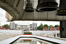 08 05 2025 Сотни ростовчан возложили цветы к Вечному огню на Театральной площади 