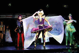 И на подиуме блистать, и пером описать…