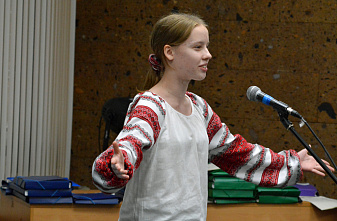 Дарья Цыба из Азова вошла в число победителей конкурса эссе и рассказов. А на церемонии награждения поразила всех мастерским исполнением казачьей песни.