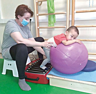 Тренировки на мяче укрепляют мышцы у ребенка...
