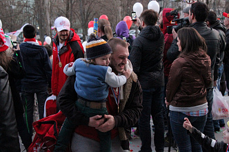 Болельщики встретили хоккеистов фейерверком, и наградили именными медалями