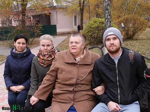 Перед судебным заседанием Виталина Локтионова, Валентина Калмыкова, Данила Козлов и его бабушка Алла Петровна Сорокина присели «на дорожку». Лавочка перед зданием районного суда оказалась счастливой. Перед судебным заседанием Виталина Локтионова, Валентина Калмыкова, Данила Козлов и его бабушка Алла Петровна Сорокина присели «на дорожку». Лавочка перед зданием районного суда оказалась счастливой.