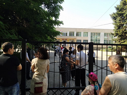 Пункт проведения экзамена № 146 расположен в ростовской школе № 60. Родители волнуются…