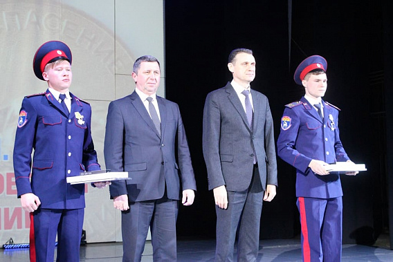 Двоих кадетов сальского лицея наградили медалями МЧС России