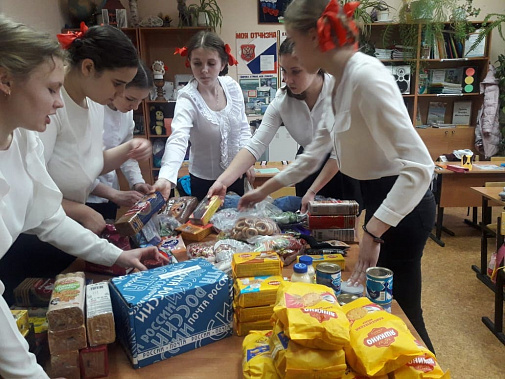 В акции «Посылка солдату» участвовала вся школа, а формировали посылки по традиции выпускницы этого года Ольга Аскалепова, Ирина Грудько, Юлия Петрова, Анастасия Карасева, Анна Забуруннова и Ирина Гречкина.