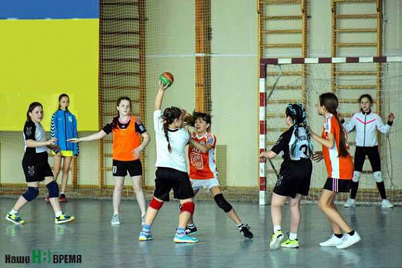 В гандбол в Ростове играют самые юные спортсменки страны