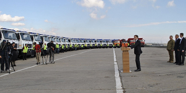 Во время церемонии передачи коммунальной техники. Источник фото: пресс-служба губернатора Ростовской области.