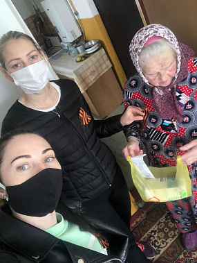 Когда на помощь приходят добровольцы Юлия ПОПОВА и Анна АФАНАСЬЕВА, пенсионерка Надежна Ивановна КОСТОМАХА забытой себя не чувствует.