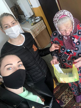 Когда на помощь приходят добровольцы Юлия ПОПОВА и Анна АФАНАСЬЕВА, пенсионерка Надежна Ивановна КОСТОМАХА забытой себя не чувствует. Когда на помощь приходят добровольцы Юлия ПОПОВА и Анна АФАНАСЬЕВА, пенсионерка Надежна Ивановна КОСТОМАХА забытой себя не чувствует.