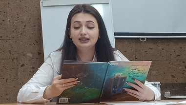 Как вести себя с незнакомцами в книжном шкафу
