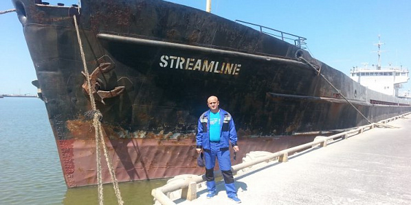 На снимке: капитан  Steamline Б. Багиров у своего судна. Источник фото news24.ru
