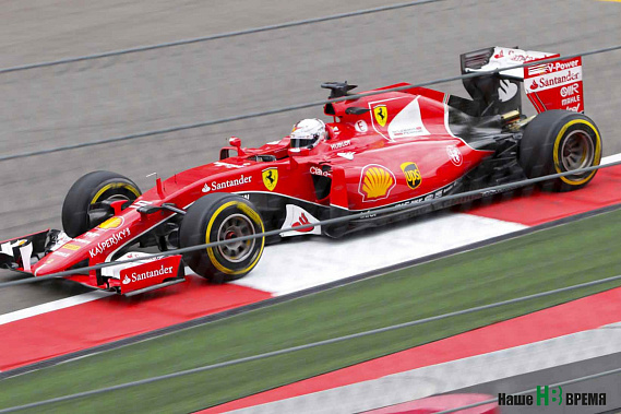 Болид на трассе.