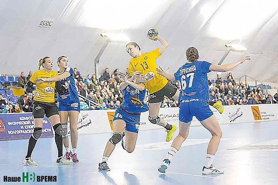 Волжанки предложили сразиться на грани правил. Ростовчанкам (желтые), которым вскоре играть в Лиге чемпионов, где никто ни с кем не церемонится, это оказалось даже на руку – тренировка, однако... Фото с сайта rostovhandball.ru