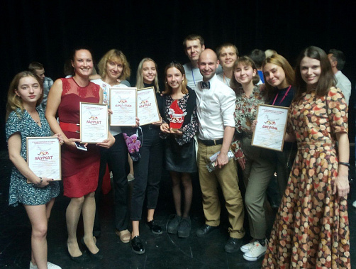 Ростовский любительский театр «Самокат» и член жюри Арвид  Книппенберг (в центре).