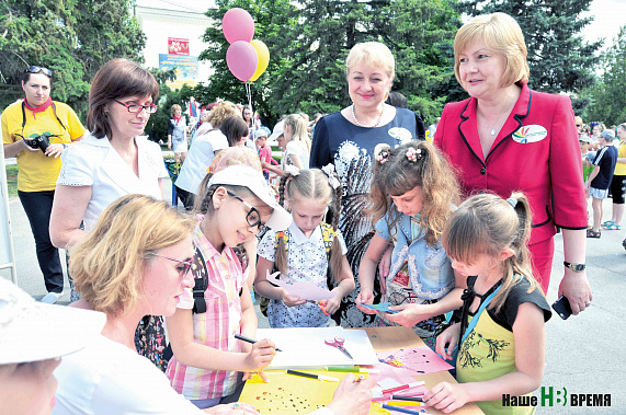Министр соцразвития РО Елена Елисеева (слева): «Задача взрослых – помочь детям расцвести с помощью творчества».