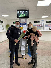 Цветы вместе с правами: в ростовском МРЭО поздравляли автоледи с 8 марта