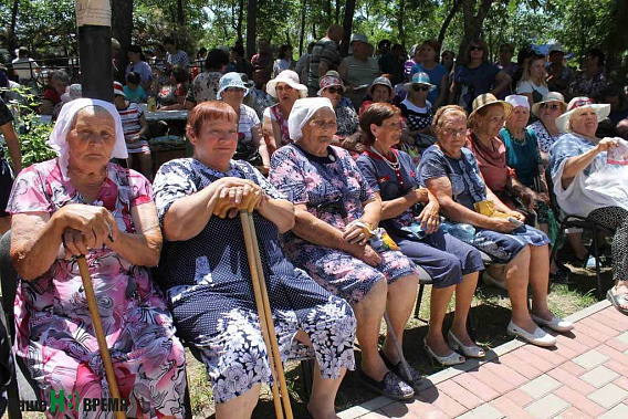 Ветераны животноводства (слева направо) Мария Петровна АЖОГИНА, Раиса Ивановна ЛИСТОПАДОВА, Александра Петровна ДАНИЛОВА, Юлию Михайловна ДАНИЛОВА, Нина Алексеевна КРАВЦОВА и председатель совета ветеранов Эмма Степановна КИЧКОВА.