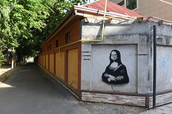 «Бэнкси из Узбекистана» украшает улицы Ташкента граффити на тему коронавируса