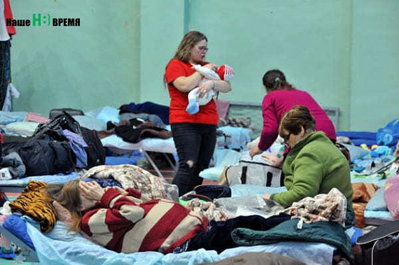В пунктах временного размещения Ростовской области остаются около 6 тысяч человек. Остальных по мере формирования групп направляют в другие регионы России.