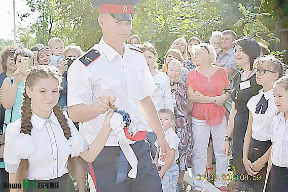 Первый звонок дают гимназистка София Науменко и гость из Белой Калитвы кадет Иван Жапенов.