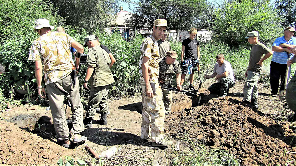 Командир отряда «Лотос» Альберт ХАЛИТОВ (в центре) привез своих бойцов в донской хутор Поляков.