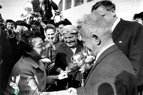 Иосие Абэ, С.М. Шолохова, М.П. Шолохова, М.А. Шолохов. Встреча в порту. Йокогама, Япония, 1966.