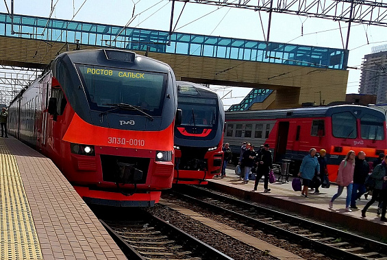 Электропоезда на пригородном вокзале Ростова. Источник фото: 