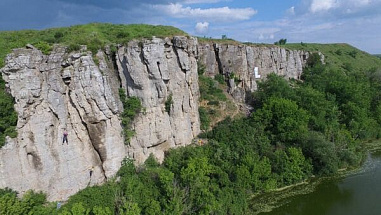 Зовут на скалы у реки Быстрая