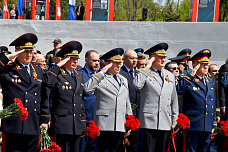 07 05 2026 В Ростове возложили гирлянду Славы к мемориалу защитников города в ВОВ