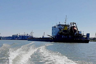 В Азовский морской порт прибыли первые суда