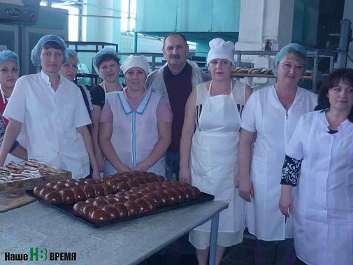 Местный хлебозавод – «сердце» райпо. Во время смены в одном из цехов мы сфотографировали Александра Вахненко с работницами завода.