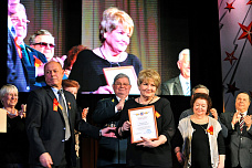 В Таганроге установили памятный знак комсомольцам