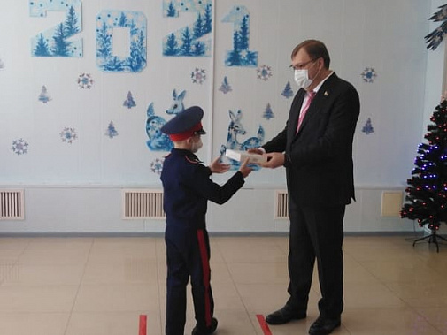 Батайским школьникам – планшеты от депутатов