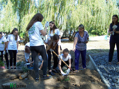 Самое первое растение посадили в огород ученики ростовской школы №113.