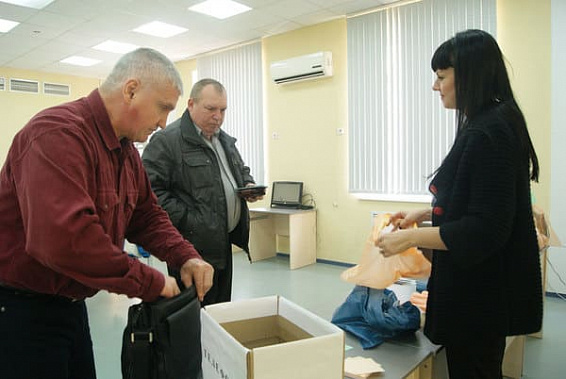 По форме проведения ЕГЭ для родителей точно повторяет экзамен для школьников, вот и вещи точно так же сдаются.
