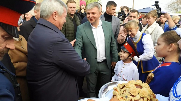 Глава администрации Кагальницкого района В. Сидоров приветствует донского губернатора . Источник фото: личная страница В. Сидорова 