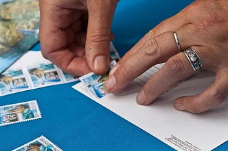 Ростовское отделение «Почты России» наказали за платное наклеивание марок
