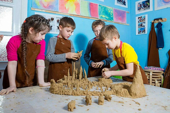 В этом клубе много работают руками.