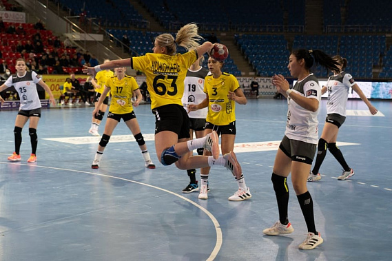 В атаке ростовчанка Кристина Кожокар (№ 63).