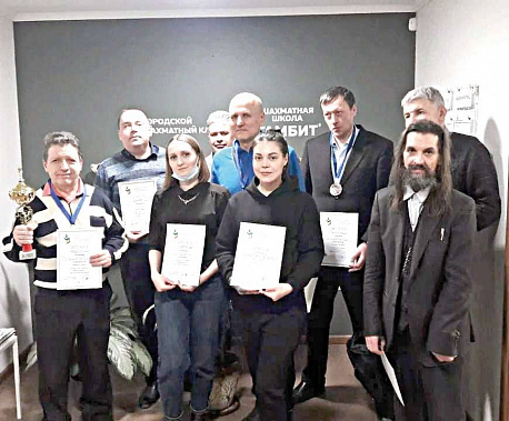 Призеры соревнований ко Дню Российской науки, которые прошли в ростовском городском клубе на Газетном, 92. Победитель турнира Иван ПАРИНОВ – крайний слева.