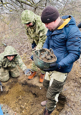 Донские поисковики нашли скифский жертвенный котел