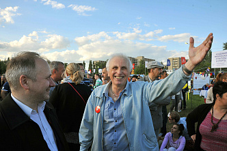 На поляне перед физфаком ЮФУ собрались те,  кто в разное время окончил университет