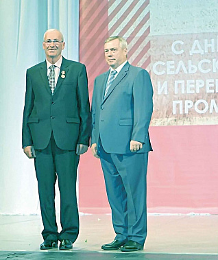 В 2019 году Алексей ФЕДОРОВ был удостоен медали «За доблестный труд на благо Донского края». На фото из архива редакции – механизатор Алексей ФЕДОРОВ и губернатор Ростовской области Василий ГОЛУБЕВ.