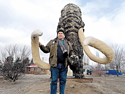 Перед въездом, в припорошенной снегом степи, мы встретили пасущегося мамонта...