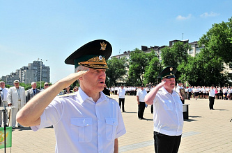 Знамя – в руки приставов