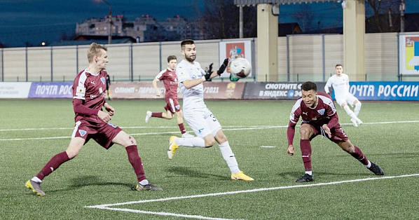 По воротам «Велеса» бьет нападающий «Чайки» Артем КУЛИШЕВ (№ 32). Фото с сайта ФК «Чайка»