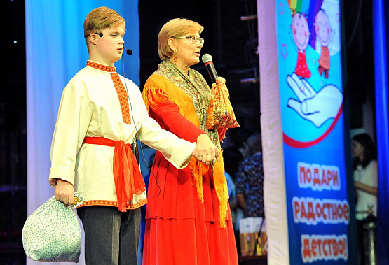 Светлана Чернобай вместе с сыном Иваном спели задорную песню «Семечки». Зрители аплодировали от души: многие понимали, какой труд матери стоит за этим выступлением.