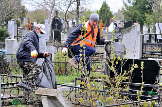 На Северном кладбище Ростова прошел субботник