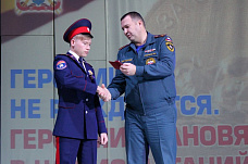 Двух кадет сальского лицея наградили медалями МЧС России